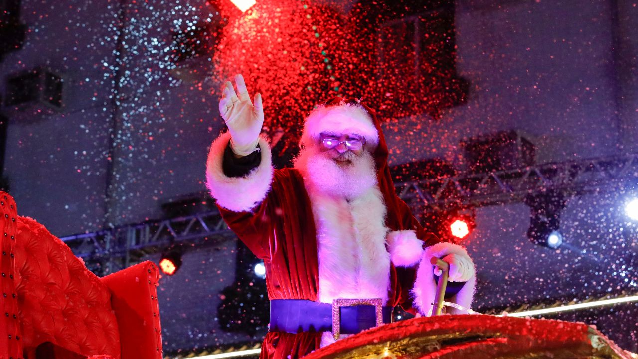 Carro alegórico iluminado no Grande Desfile de Natal em Gramado